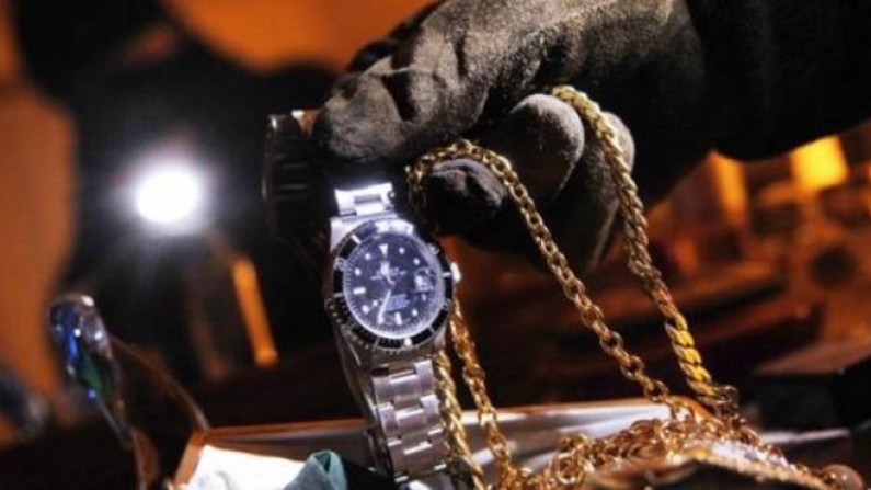 In otto a volto coperto svaligiano una gioielleria nella notte, indagano i carabinieri