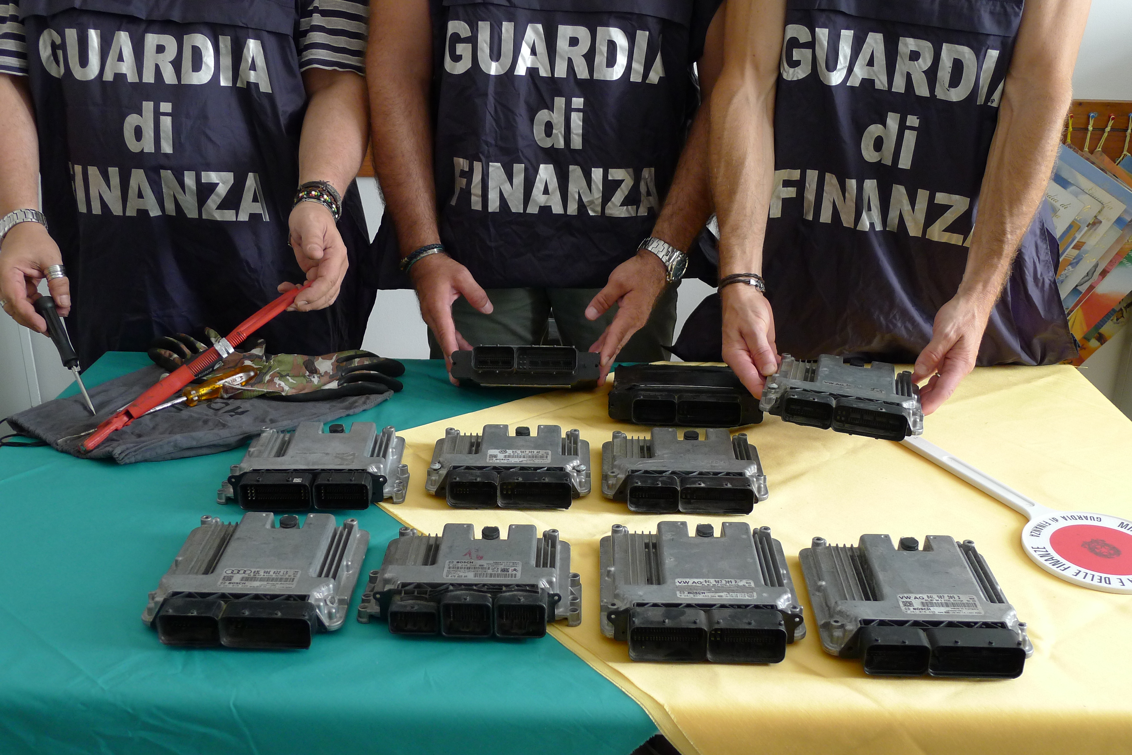 Pendolarismo criminale, fermati dalla Finanza con 10 centraline elettroniche manomesse