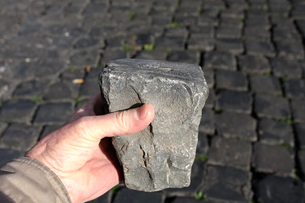 Sampietrini lanciati nei cantieri del sisma contro operai kosovari, il Rotary: gesto inqualificabile