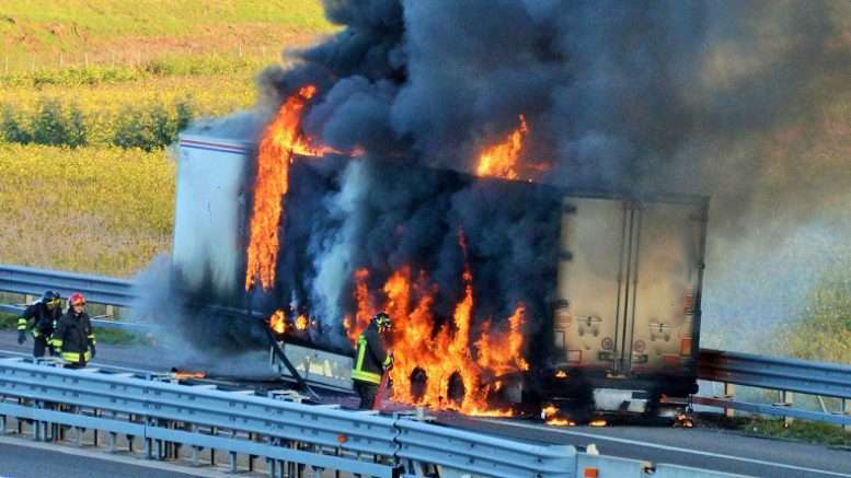 A fuoco mezzo in autostrada, code di un chilometri verso Pescara: situazione verso normalità