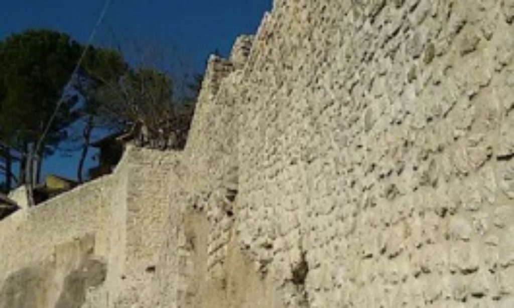 Alla scoperta delle antiche mura cittadine, domenica all’Aquila una passeggiata lungo i percorsi urbani