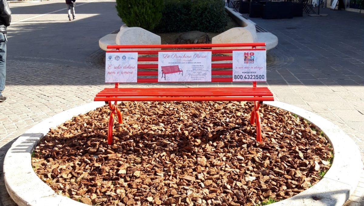 Giornata della violenza contro le donne, Chieti aderisce al progetto panchine rosse con una doppia cerimonia