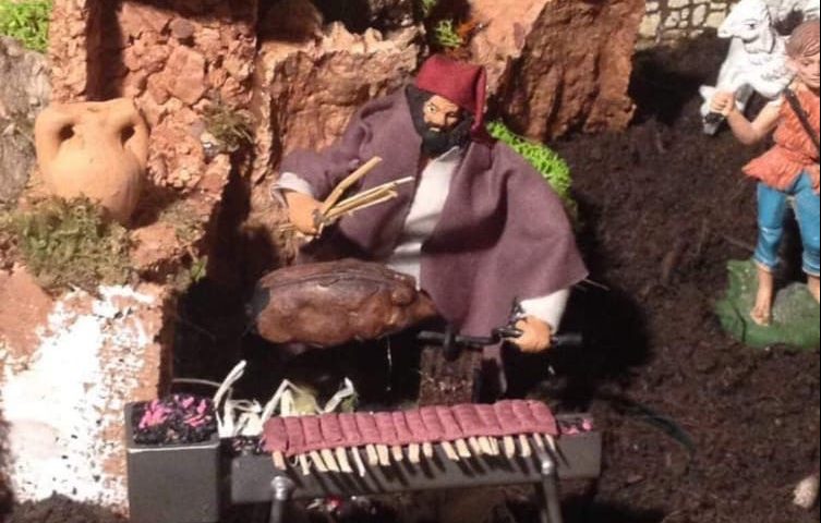 Arrosticini abruzzesi e porchetta nostrana, spopola sul web la foto del presepe tutto Made in Abruzzo