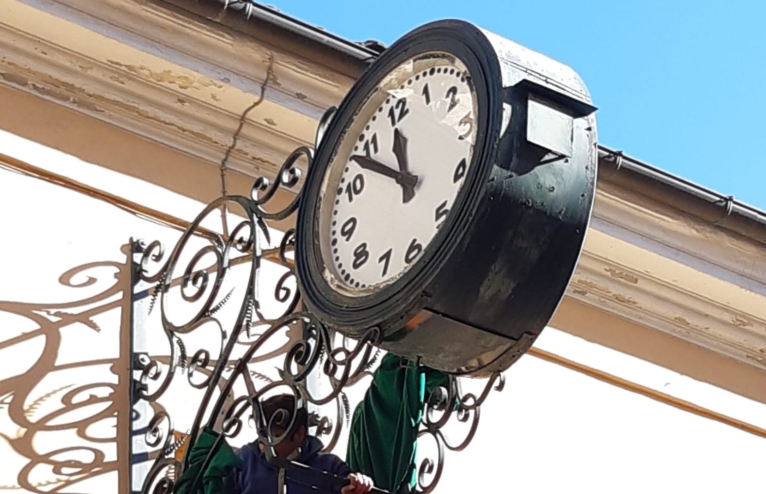 Torna a funzionare l’orologio civico di Corso Garibaldi a Giulianova, era da tempo rimasto fermo
