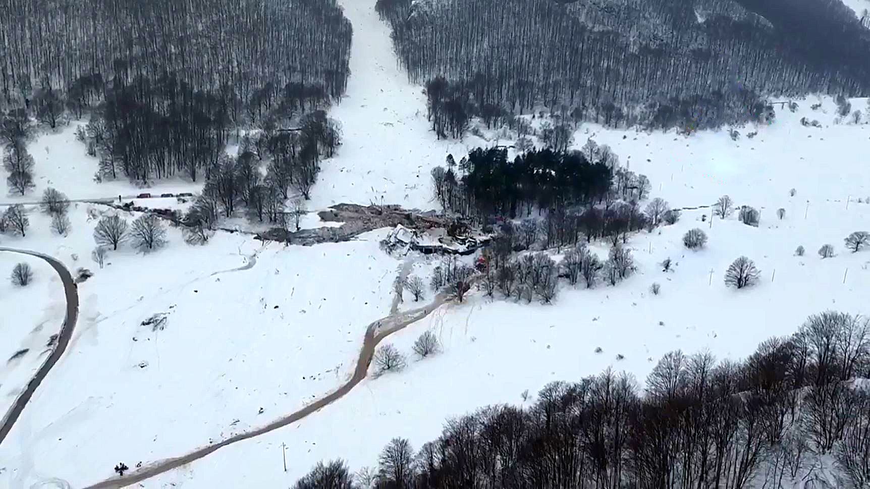 Tre anni dalla tragedia di Rigopiano: solo silenzio. Lacrime e dolore in ricordo delle 29 vittime