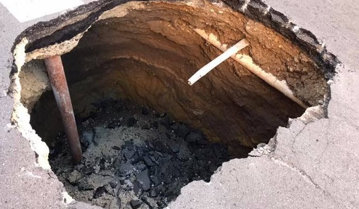 Voragine di 3 metri si apre in pieno centro a Chieti, Di Primio: individuate cause, subito lavori per ripristino (foto)