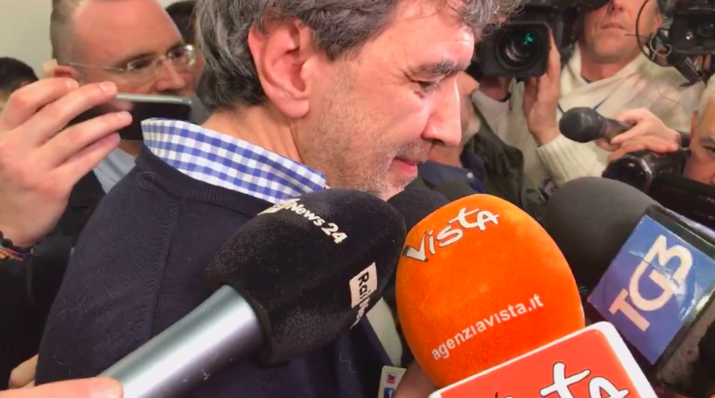 In Abruzzo si festeggia Marsilio tra cori, spumante e applausi. E lui risponde in perfetto dialetto: freght