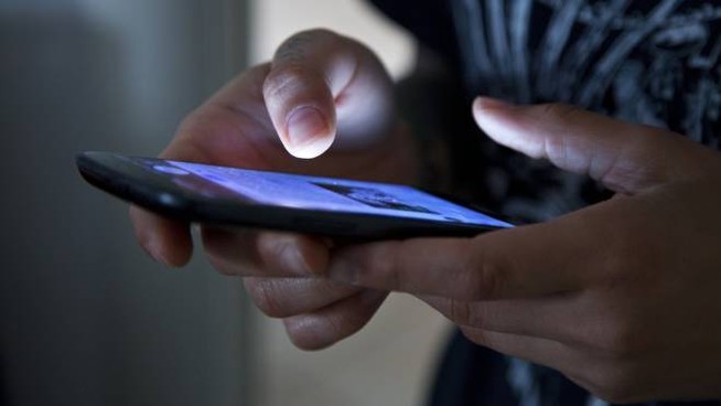 Vede dal suo smartphone il ladro mentre ruba dentro casa e avvisa la Polizia, in manette 40enne di San Salvo