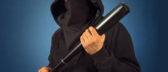 Fanno irruzione in gioielleria armati di pistole e spranghe e fuggono con il bottino, complice alla guida ad attenderli