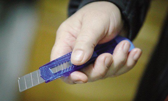 Entrano nella filiale Bcc armati di taglierino e poi scappano via, il bottino è di 10mila euro