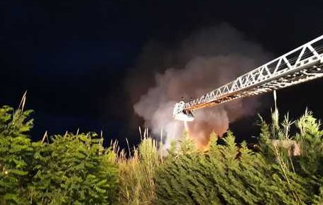 Incendio nel piazzale della Iron Metal di Chieti, aperta inchiesta. Sul posto sono intervenuti Arta e Vvf