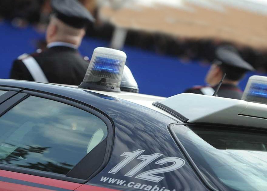 Rapina con sparatoria in una sala slot, donna arrestata: bandito in fuga con l’auto