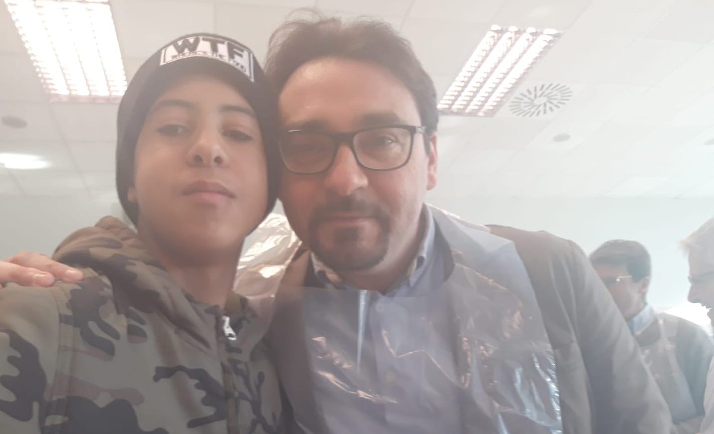 Minuto di silenzio in piazza per il 15enne disperso in mare, il sindaco: “di te resterà il tuo sorriso dolce”