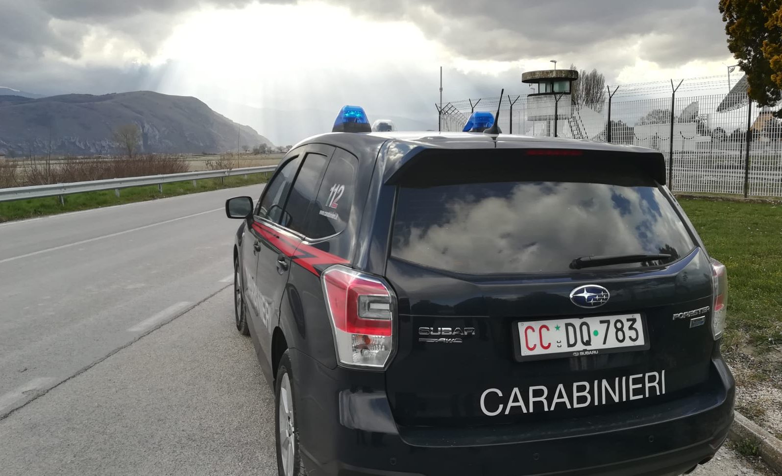 Tenta di togliersi la vita tagliandosi le vene ma viene salvato dai carabinieri, provvidenziale la chiamata al 112