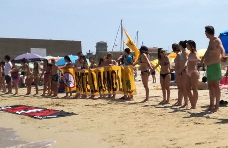 Sos clima, flash mob a Punta Penna contro le fonti fossili e ladri di futuro: ecco i numeri e dati No Oil