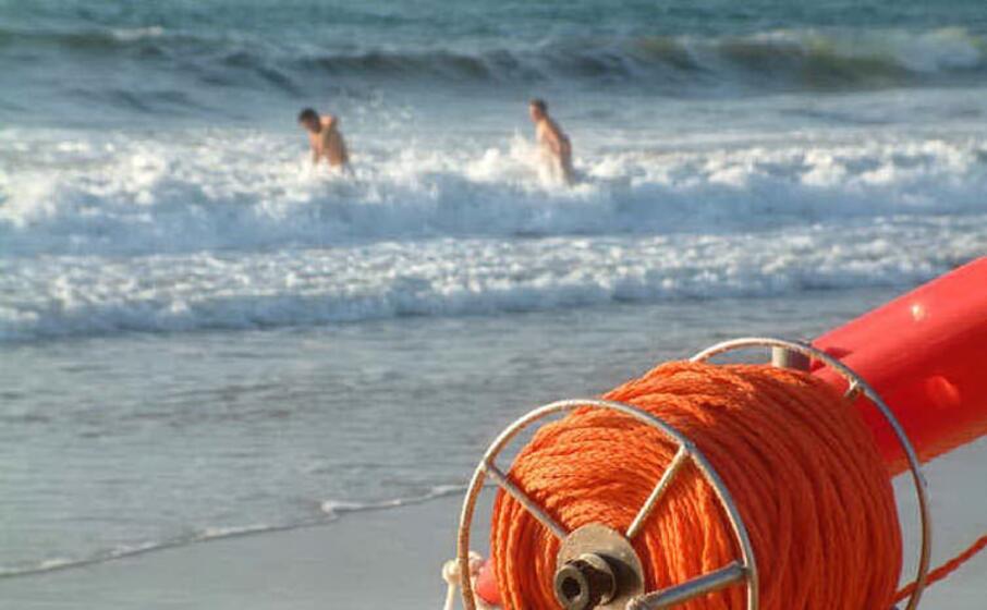 Va a passeggiare in spiaggia e si accascia in acqua, muore 74enne. Inutili i soccorsi