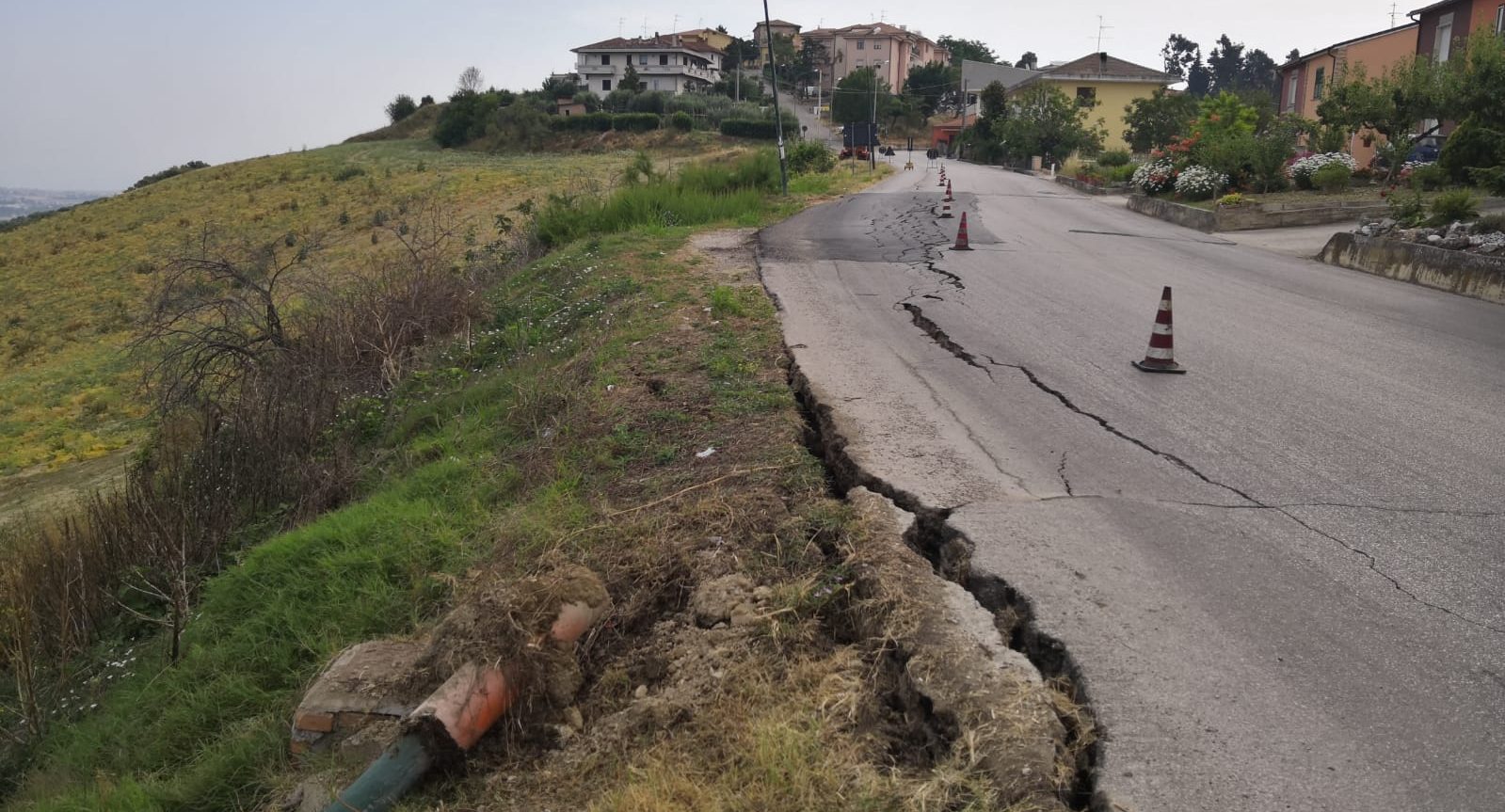Si rompe la condotta del Ruzzo e la sede stradale si abbassa, senso unico alternato sulla sp 19 di Cologna