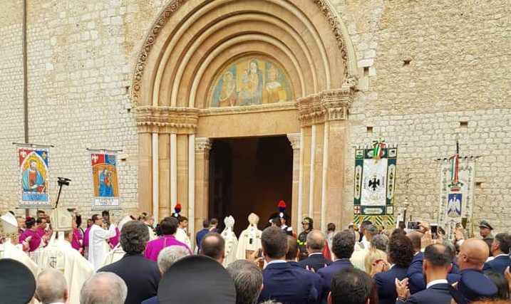 Circa 10mila persone al corteo della Bolla del Perdono, aperta la Porta Santa della Basilica Collemaggio