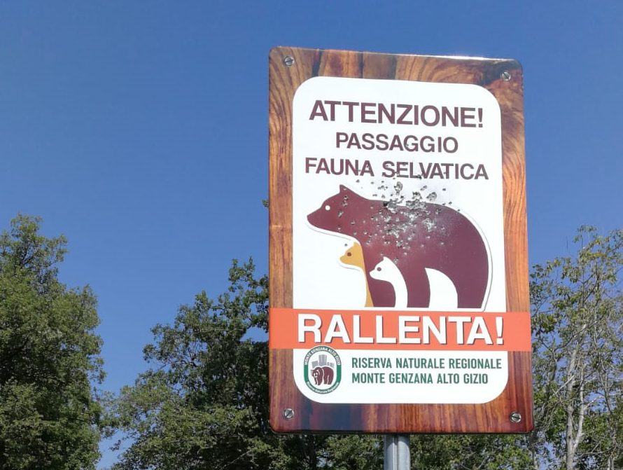 Spari sui cartelli stradali della riserva naturale Monte Genzana, il direttore: chiaro atto intimidatorio