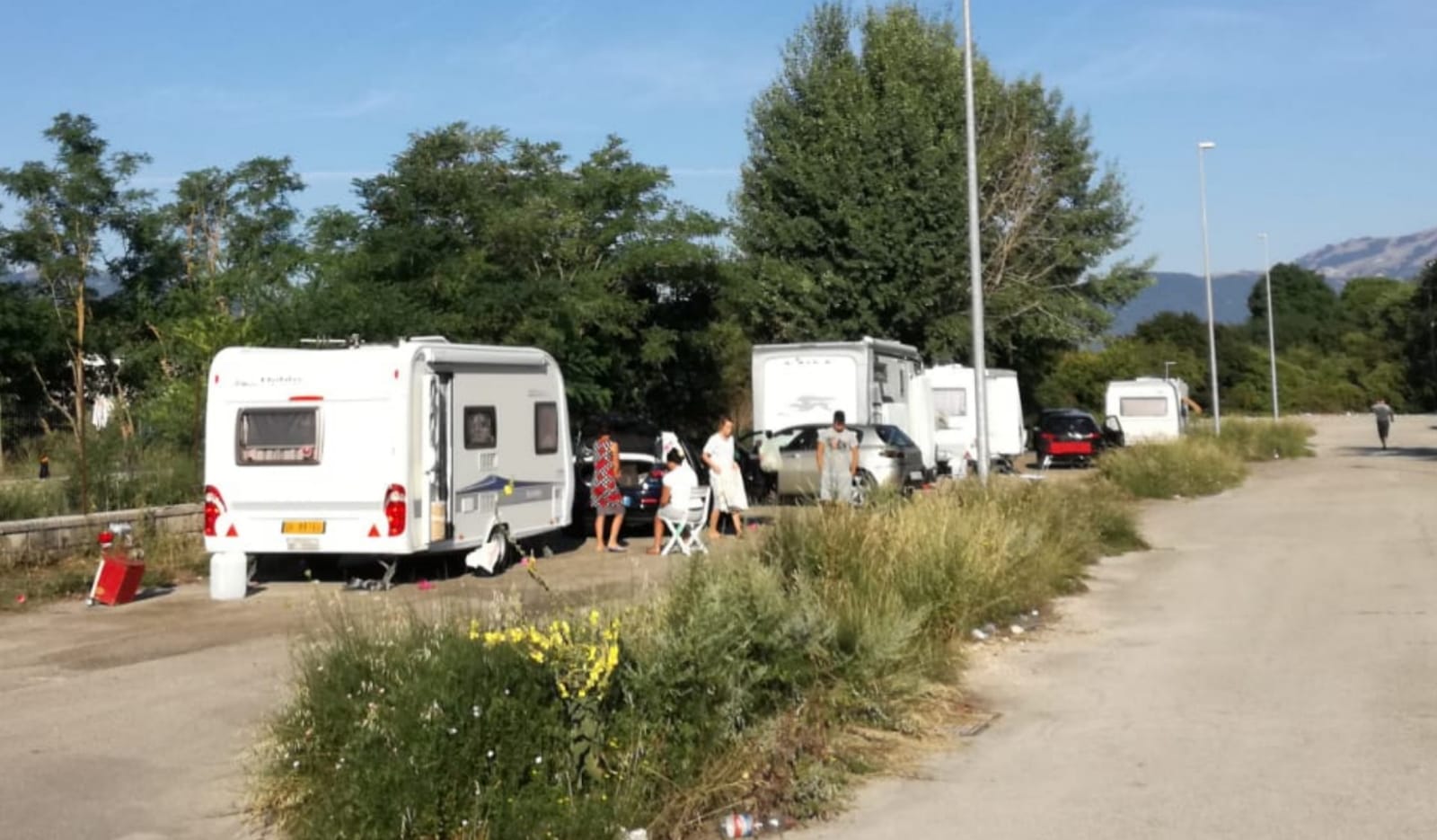 Carovana di nomadi stanziata da quattro giorni nell’area dell’Aquilone tra bivacchi e degrado, è protesta