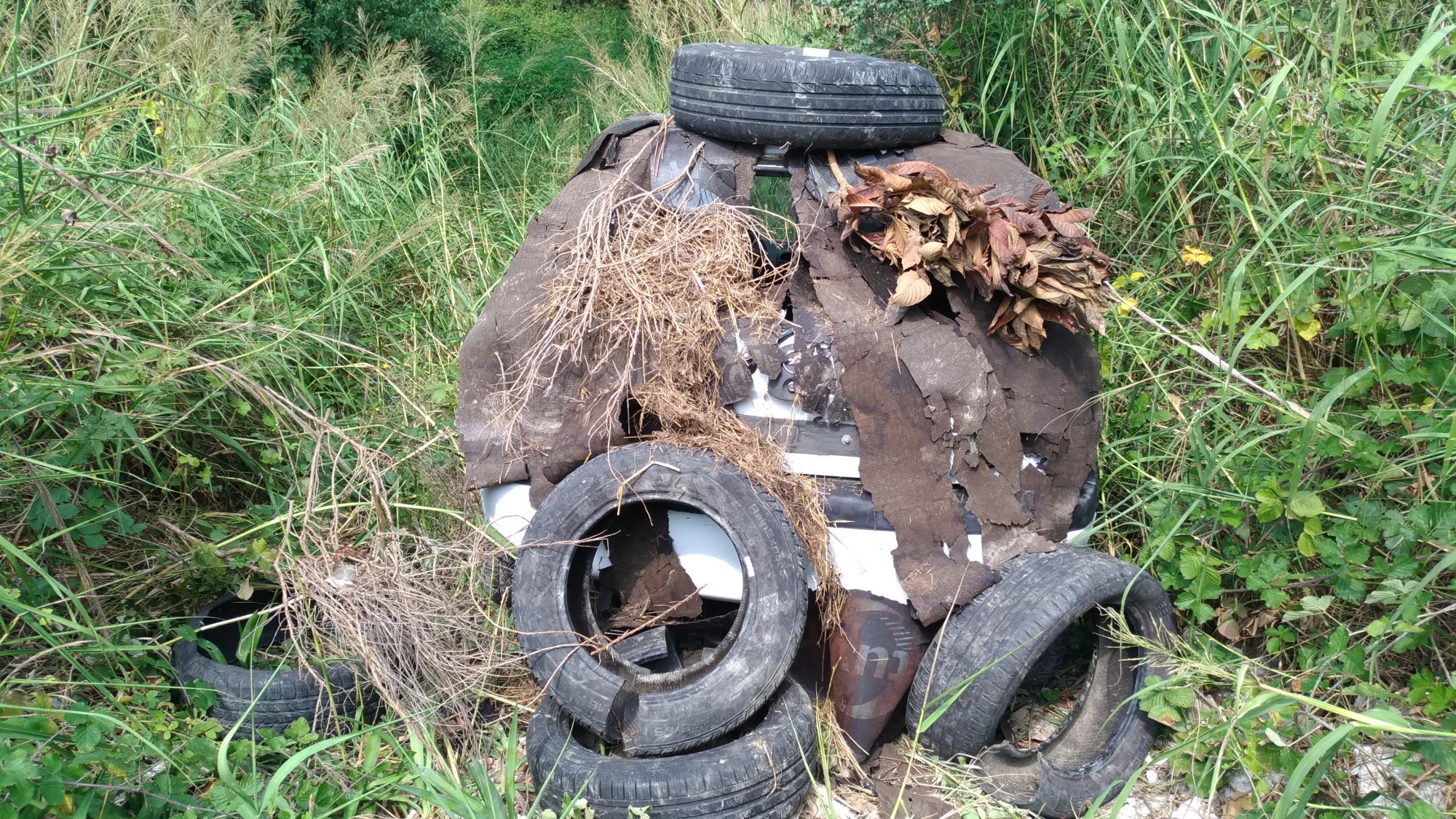 Rifiuti nel fiume Tavo, la SOA contro Jovanotti: squallido spettacolo, noi le fogne le denunciamo da anni