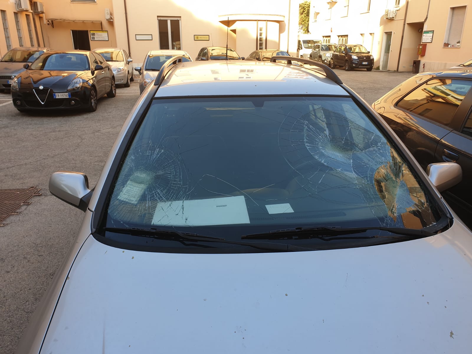 Pescara, nuova rissa tra immigrati nell’area di risulta: finiscono a terra anche i poliziotti. Arrestato un senegalese (foto)