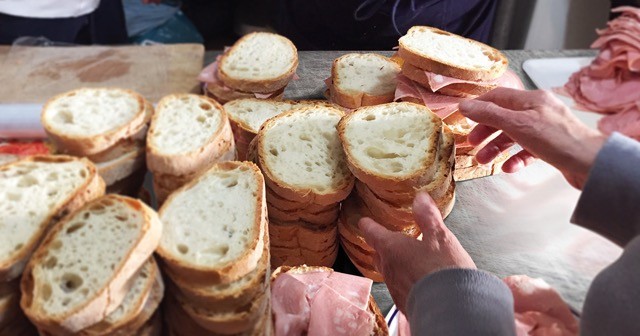 Un pasto al giorno: torna in Abruzzo l’iniziativa solidale tra cibo, solidarietà e sharing humanity