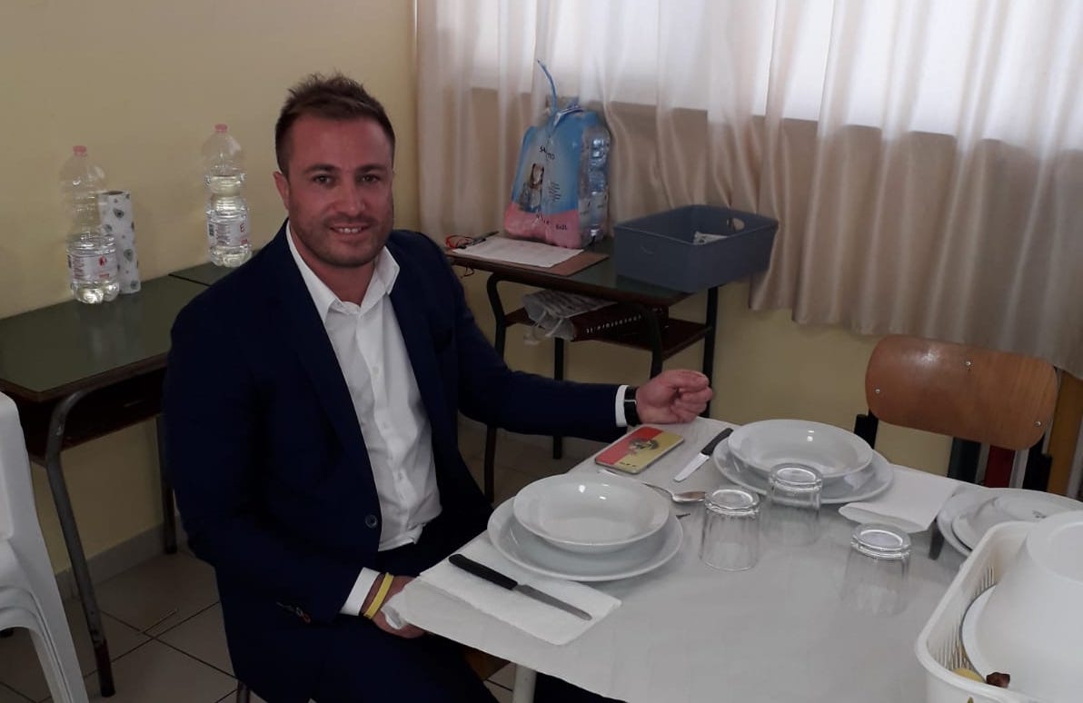 Visita a sorpresa di Costantini nella scuola Don Milani per controllare servizio mensa: primario il benessere dei figli