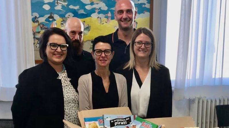 La Carbotech dona 64 libri da lettura e 10 pc alle scuole di Martinsicuro, ieri la consegna nell’istituto abruzzese