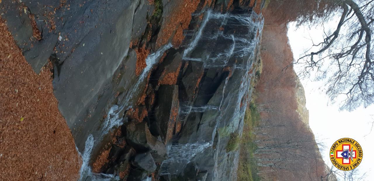 Tentano di attraversare il corso del ruscello ma perdono l’equilibrio e scivolano, recuperati due escursionisti