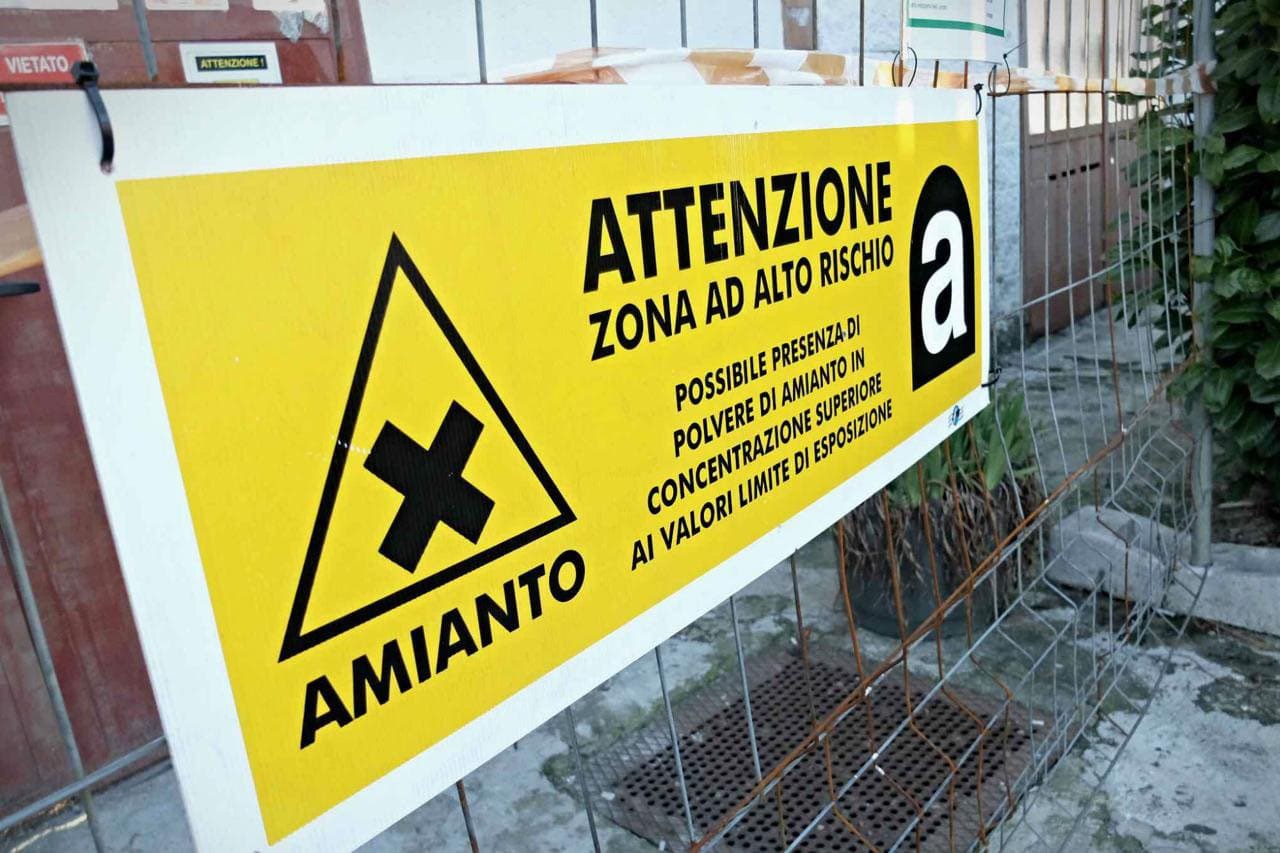 Lavora con l’amianto per 35 anni e muore di cancro: alla famiglia risarcimento di 844mila euro