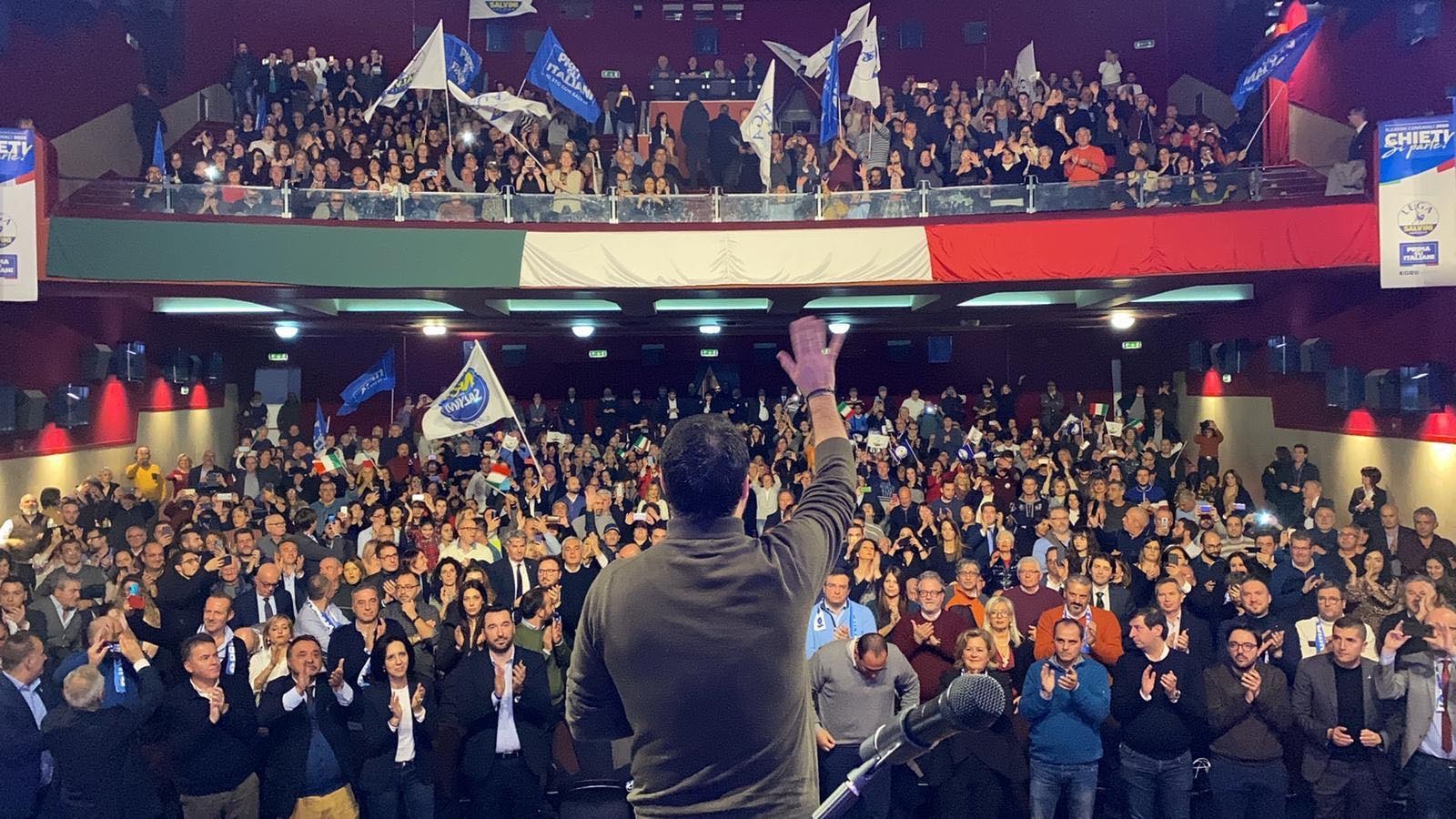 Salvini a Chieti: sardine come i girotondi, roba che passa. Zalone? Viva Checco, lo voglio senatore a vita