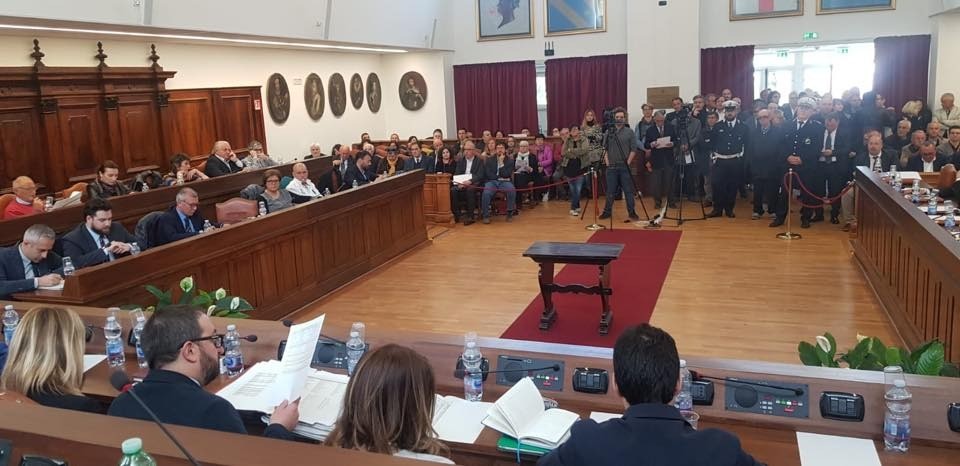 Giornate di tensione all’Aquila per la commissione Bilancio, manca il numero legale. Aria di crisi in Comune