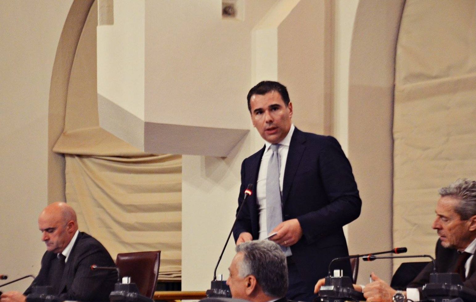 Rischia di rimanere schiacciato dalla sua auto, incidente per l’ex assessore regionale Gerosolimo