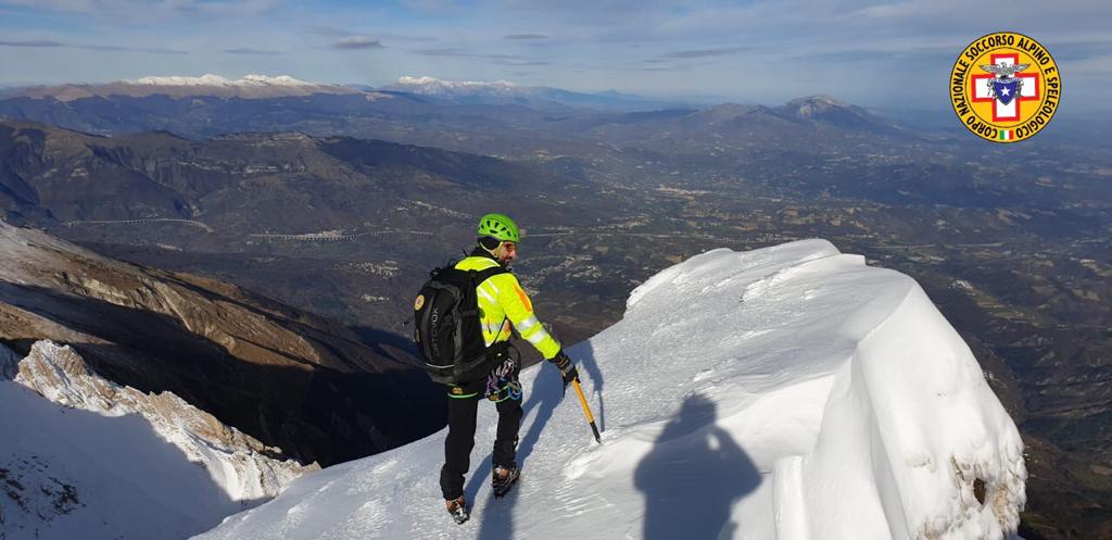 Uomo disperso da 36 ore sul Gran Sasso, il soccorso alpino continua le ricerche (video)