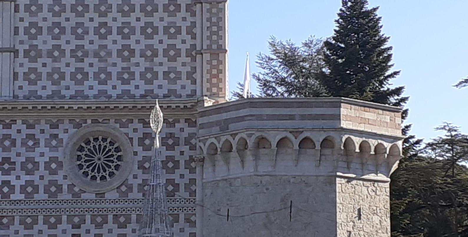 Iran, una bandiera bianca sul torrione della Basilica di Collemaggio in segno di pace e fratellanza dei popoli