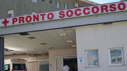 Paura all’ospedale di Chieti, prende fuoco un’auto vicino al pronto soccorso: nessun ferito