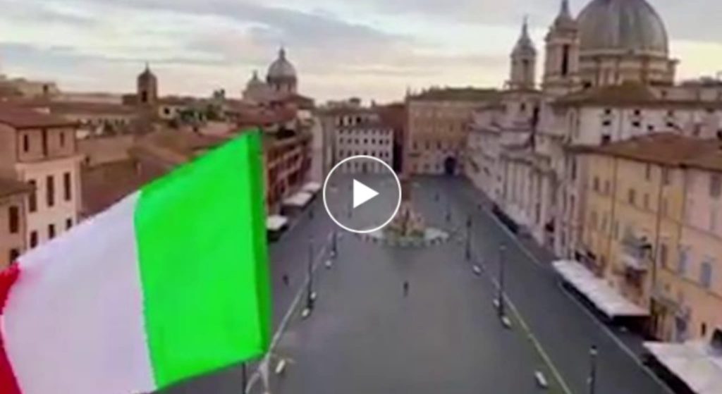 La musica di Morricone risuona su piazza Navona deserta mentre sventola