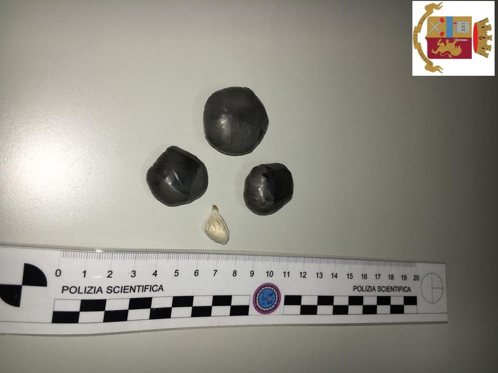 Da Roma all’Aquila con la droga nella mutande nonostante i divieti, arrestato