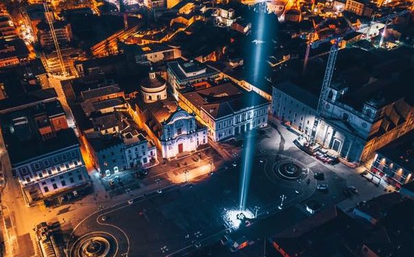 Una luce in piazza Duomo accende la città dell’Aquila, Biondi: questa notte è diversa, speranza all’Italia che soffre