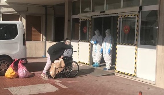 Guarisce dal Coronavirus a 93 anni, l’abbraccio tra nonno e nipote all’uscita dal Covid Hospital di Atessa