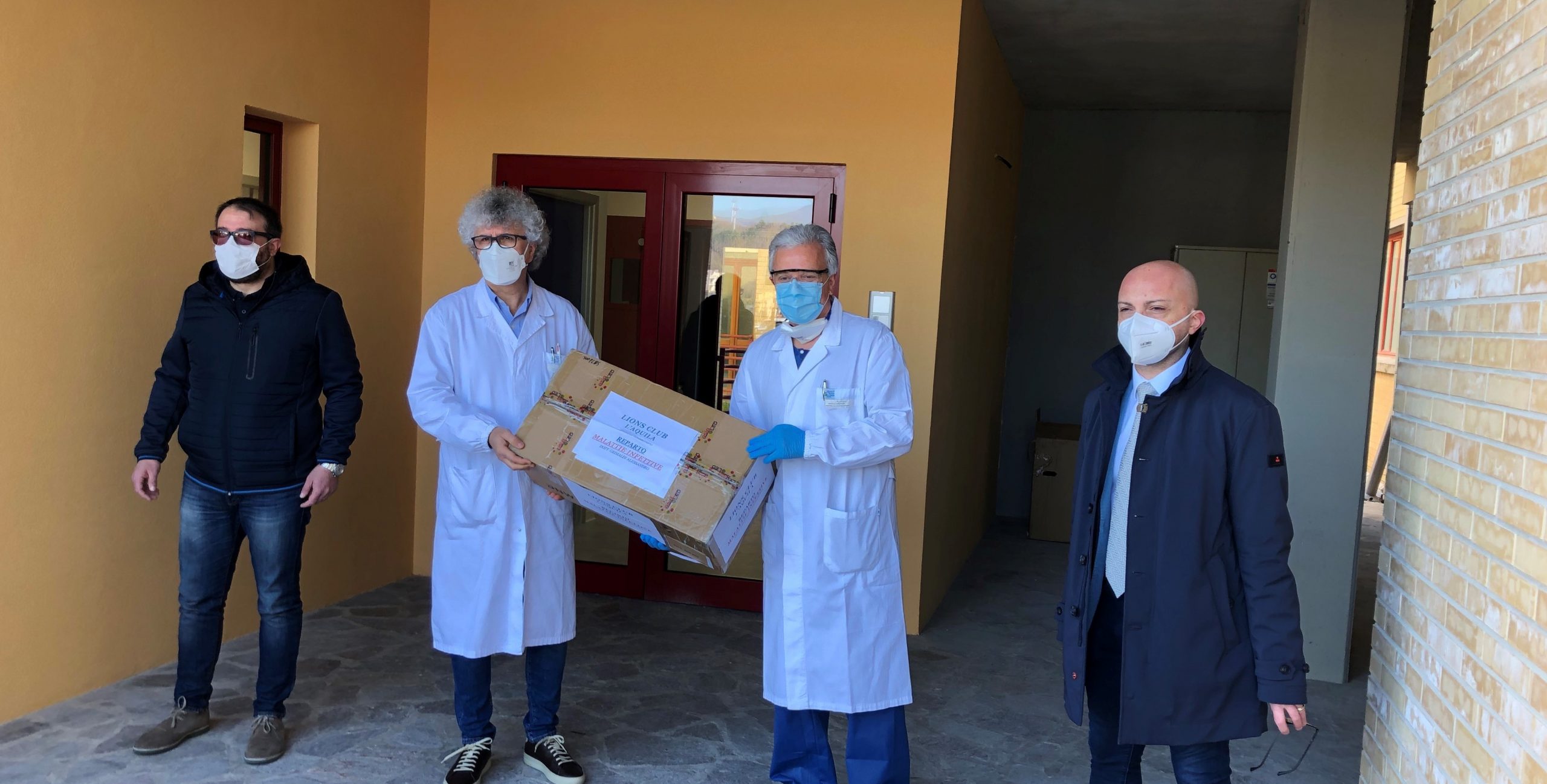 Il Lions Club dell’Aquila scende in campo nella lotta al coronavirus, donate 350 mascherine a Malattie Infettive