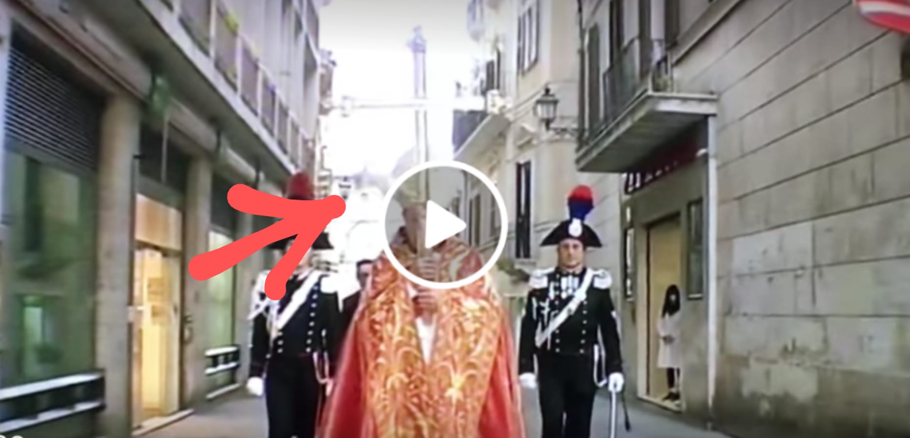 Cristo si stacca dalla croce durante la processione del venerdì santo (Video)