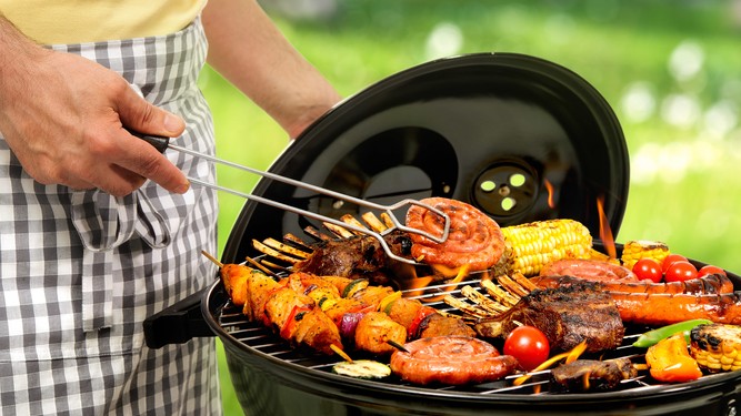 Coronavirus, 5 ragazzi trovati a cuocere arrosticini in montagna: scatta la multa