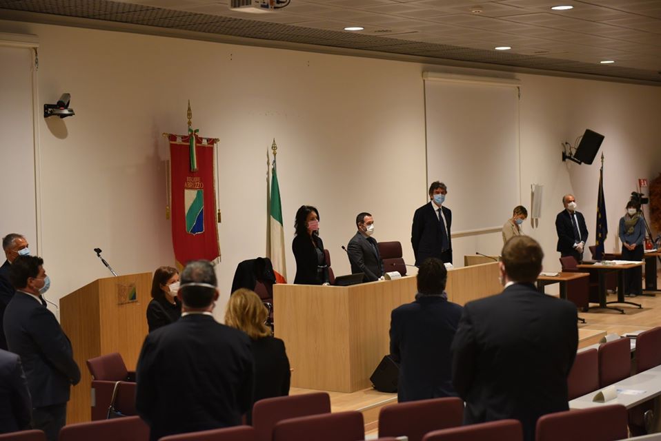 Emergenza coronavirus, il consiglio regionale osserva un minuto di silenzio per le vittime italiane