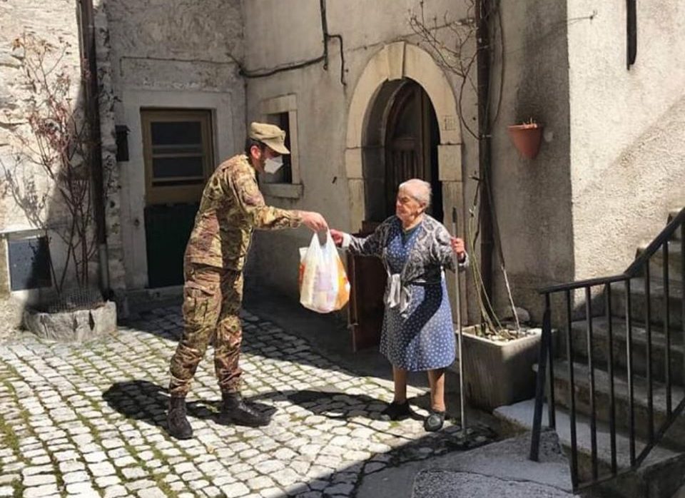 Soldato dell’esercito porta la spesa a nonna Annuccia, la foto diventa virale