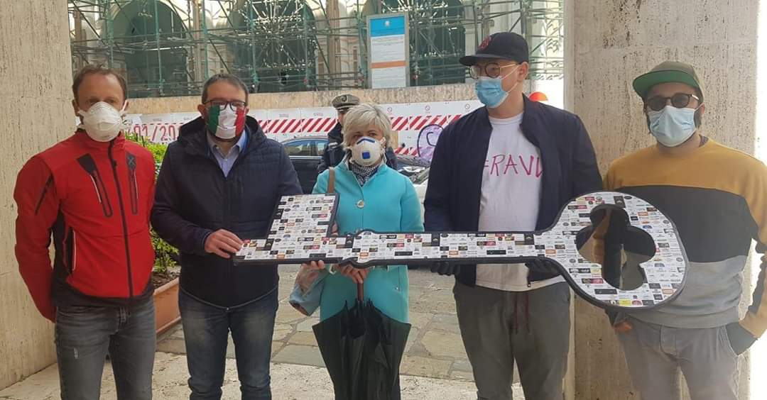 Coronavirus, operatori aquilani riconsegnano simbolicamente le chiavi dei loro locali alla città