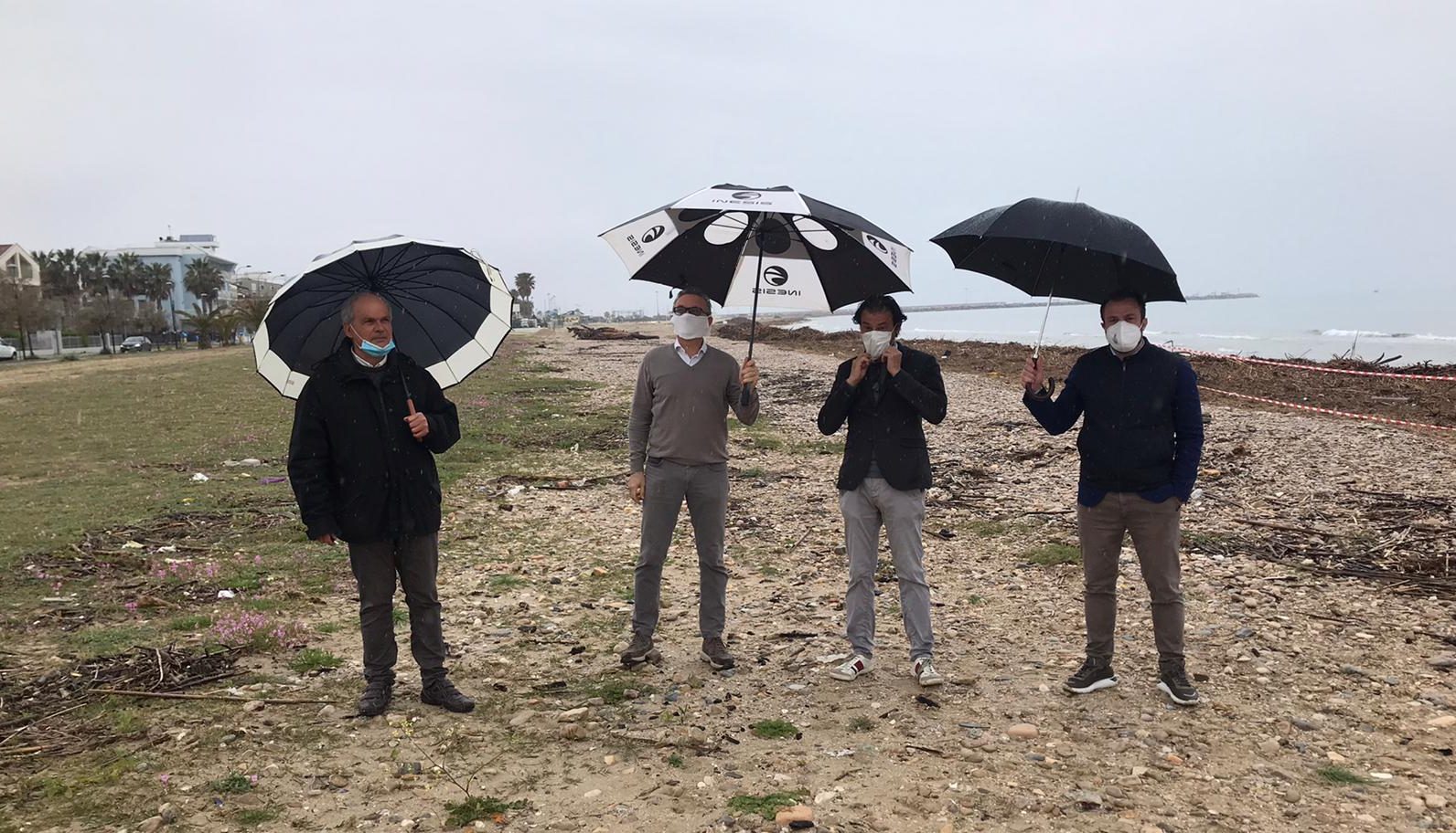 Spiaggiato, sopralluogo del sindaco Costantini sul litorale giuliese: al lavoro con balneatori per gestione rifiuti