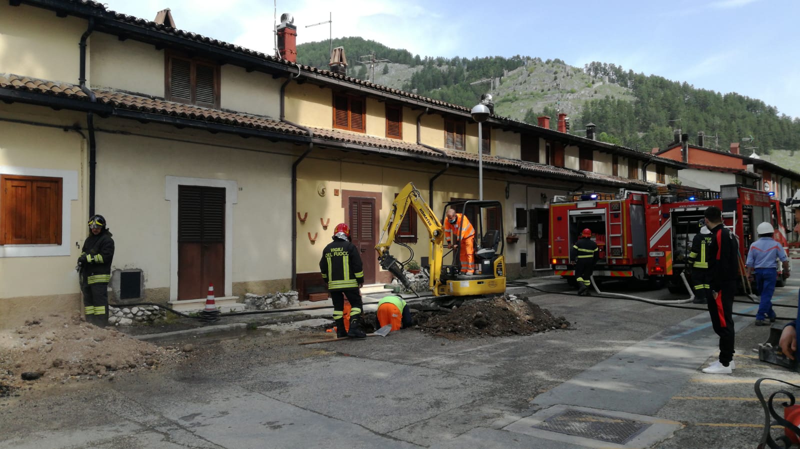 Esplosione di una linea del gas a Pescasseroli, i vigili del fuoco mettono in sicurezza l’area