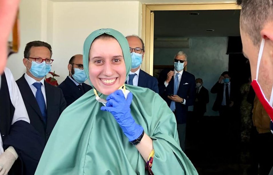 Silvia Romano è tornata in Italia, lungo e commovente abbraccio con i genitori e la sorella